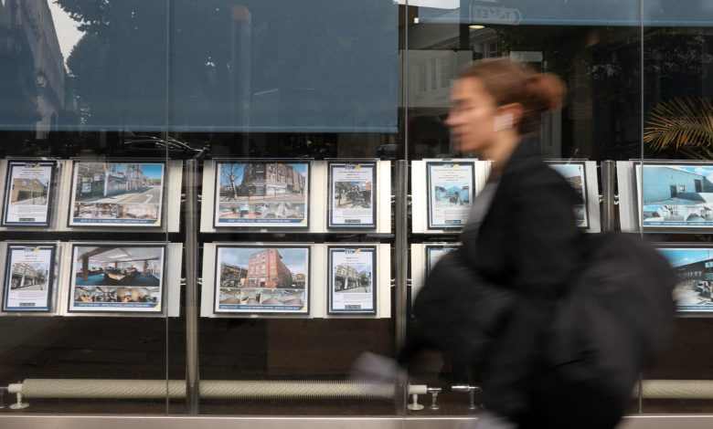 UK house prices fall for first time in 9 months