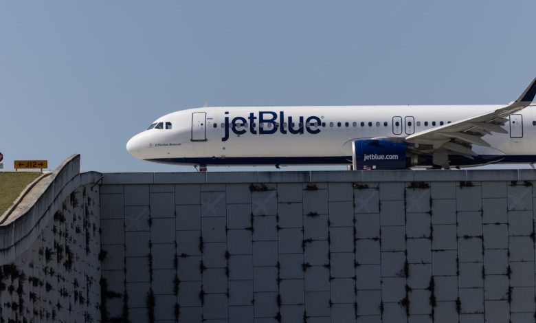 JetBlue shares tumble 25% after disappointing outlook