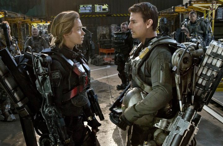 Emily Blunt and Tom Cruise face each other while wearing mech suits in Edge of Tomorrow.