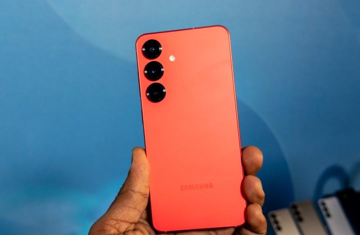 A screen capture of the Samsung Galaxy S25 in red.