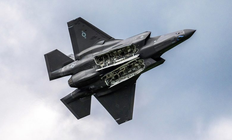 US Air Force F-35 fighter jet performs