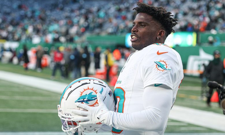 Dolphins' Tyreek Hill doubles down on 'love' for Miami, despite 'frustration' with regular season results