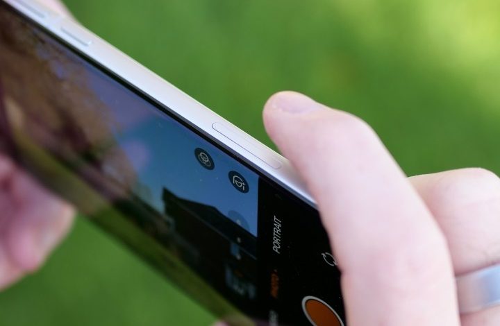 A person using the Oppo Find X8 Pro's Quick Button.