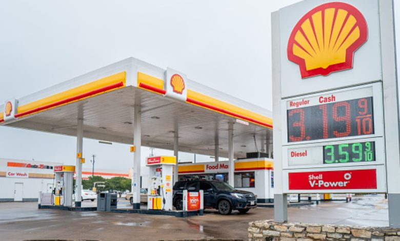 U.S. activist hedge fund Elliott shorts British oil major Shell