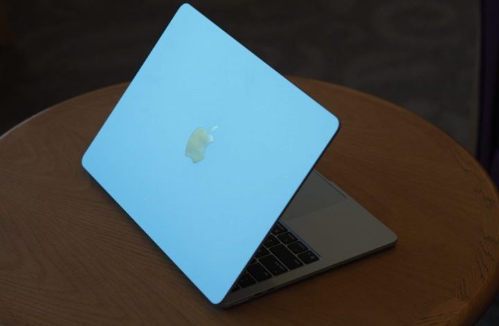 Apple MacBook Air 13 M4 rear view showing lid and logo.