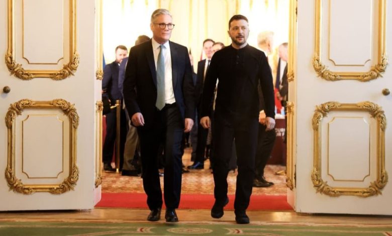 LONDON, UNITED KINGDOM - MARCH 02: (----EDITORIAL USE ONLY - MANDATORY CREDIT - 'SIMON DAWSON / NO 10 DOWNING STREET / HANDOUT' - NO MARKETING NO ADVERTISING CAMPAIGNS - DISTRIBUTED AS A SERVICE TO CLIENTS----) British Prime Minister Keir Starmer walks with Ukrainian President Volodymyr Zelenskyy as he hosts a European Leaders Summit at Lancaster House in London, United Kingdom on March 02, 2025. (Photo by Simon Dawson/No 10 Downing Street / Handout/Anadolu via Getty Images)