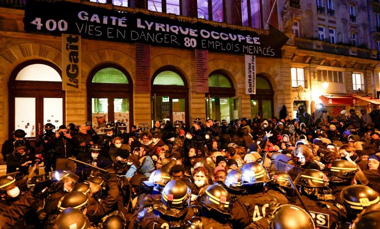 Paris migrants evicted from theater, sparking clashes