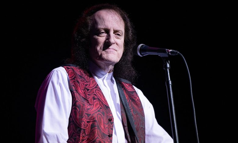 Singer Tommy James stops concert from 'exhaustion'