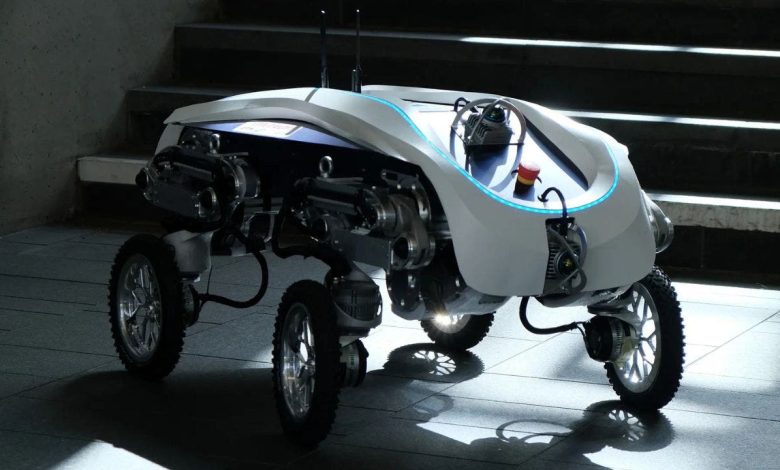 Delivery robot autonomously lifts, transports heavy cargo