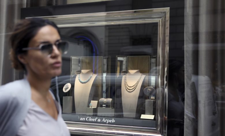 Wealthy shoppers spend on jewelry only if it's the right brand