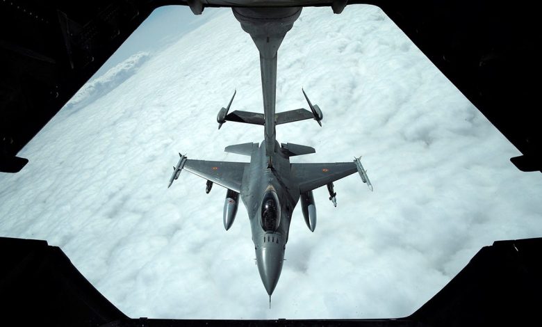US Air Force F-16 refuels over Iraq and Syria air space in 2017