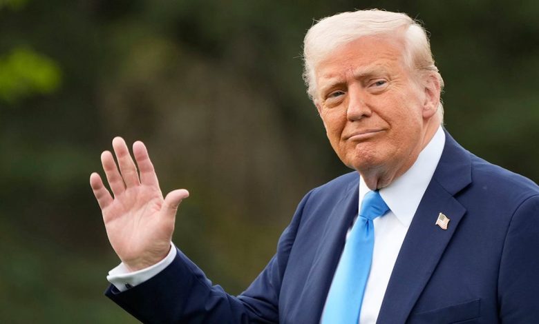 Trump waves on the White House lawn
