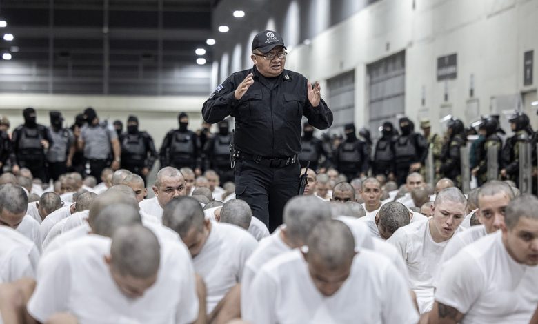 CECOT guard speaks to prisoners