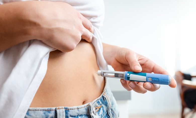 woman injecting weight loss drug in stomach