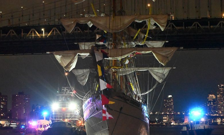 Mexican Navy ship rescue at Brooklyn Bridge crash