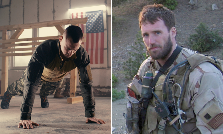lt michael murphy next to a soldier doing push-ups