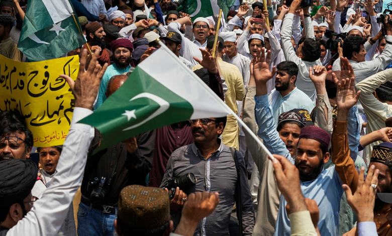 Pakistan, India suggest possible de-escalation amid both countries' missile strikes