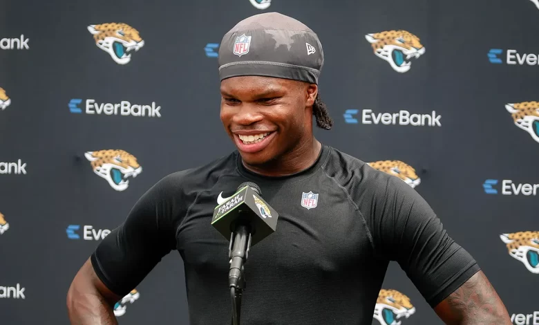 Travis Hunter reacts to woman's praise for his humble interaction on flight