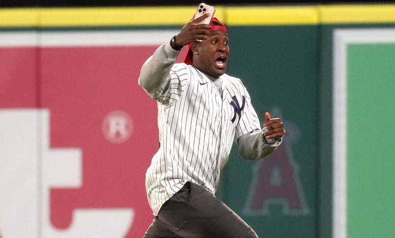 Yankees fan evades security on field before being caught in daring stunt