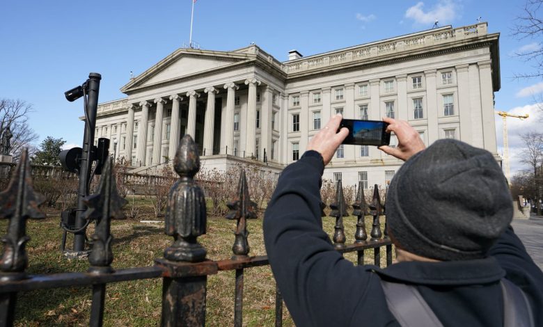 Investors are piling into big, short Treasury bets with Warren Buffett
