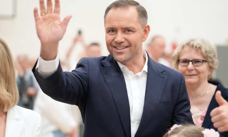 Polish conservative Nawrocki leads presidential vote