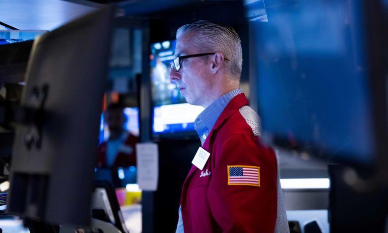 U.S. stocks hit record highs, but the economic outlook is no clearer