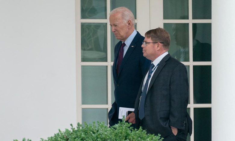 Biden and O'Connor walk along the side of the White House