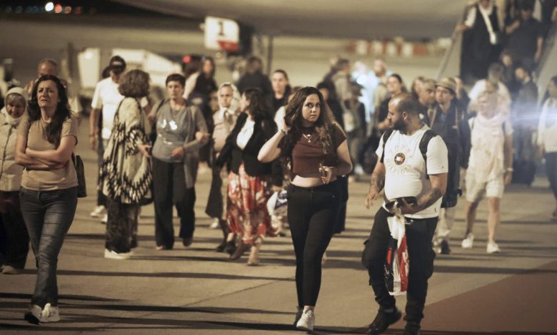 people evacuating Israel