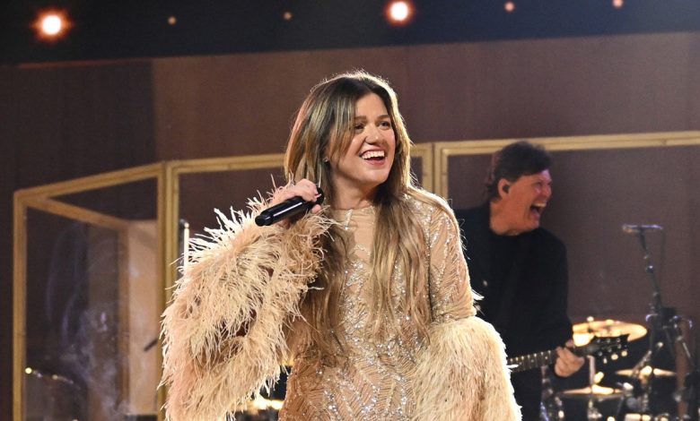'Miss Independent' singer Kelly Clarkson says dating in spotlight is difficult
