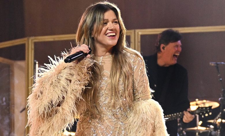 Kelly Clarkson brings daughter River Rose onstage during Vegas show