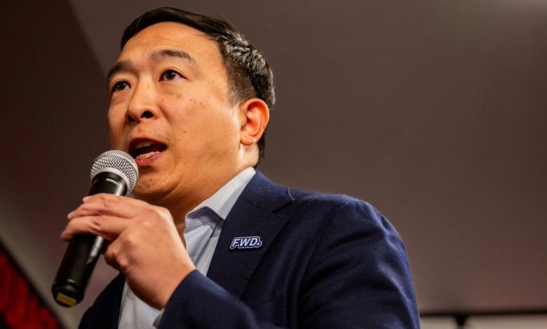 Andrew Yang campaigns for Dean Phillips