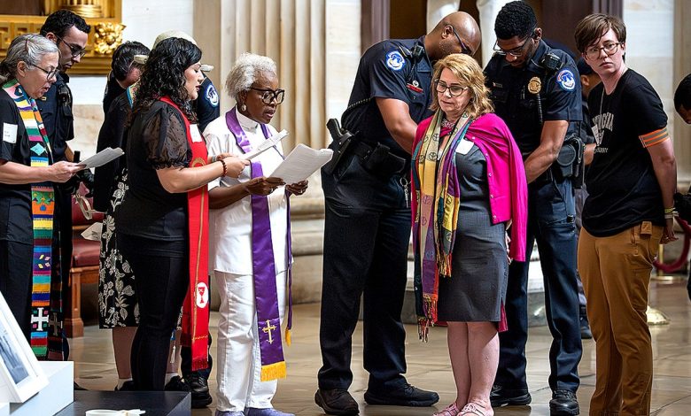 capitol-rotunda-demonstrators-arrested