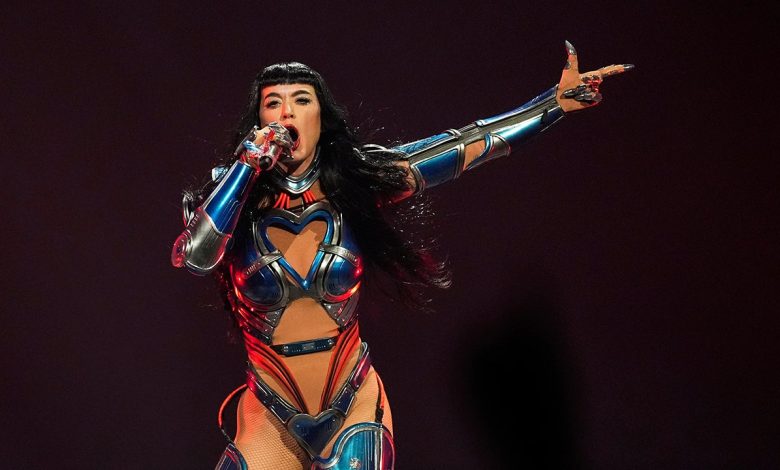 Katy Perry's giant butterfly prop fails during San Francisco concert