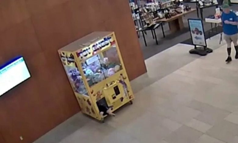 Child crawls into claw machine at Mason Community Center in Ohio